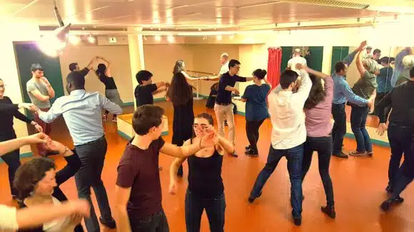 Cours de rock 4 temps – Cours de rock 6 temps – Description de l’enchaînement de la semaine du 07 au 13 septembre 2026: L’enroulé Cours de rock 4 temps – Cours de rock 6 temps – Description de l’enchaînement de la semaine du 07 au 13 septembre 2026: L’enroulé